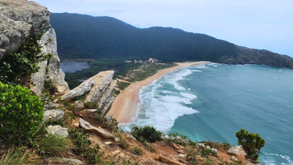 Vista da Praia da Lagoinha do Leste do Morro da Coroa