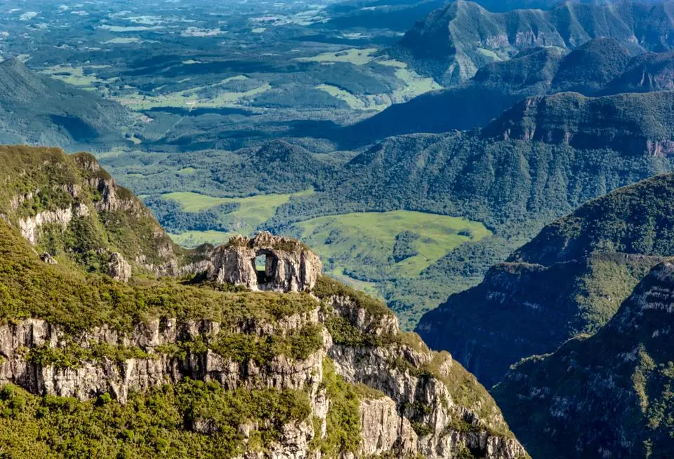 Morro da Igreja com Vista para a Pedra Furada em Urubici na Serra Catarinense