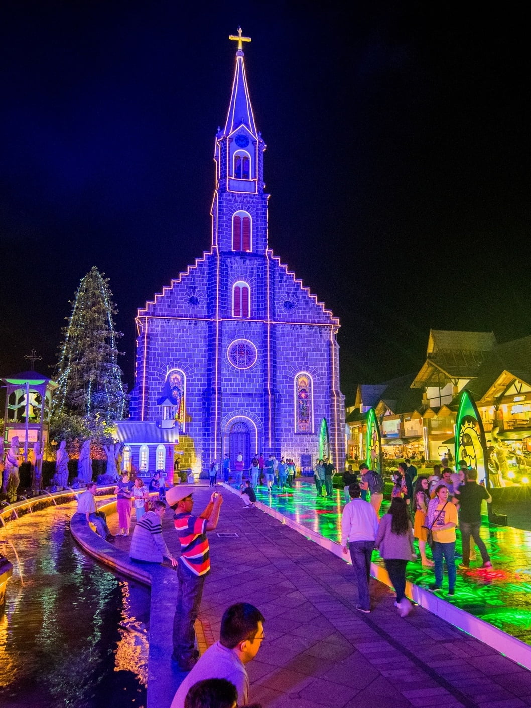 cidade iluminada durante o natal luz de gramado • Rota dos Viajantes