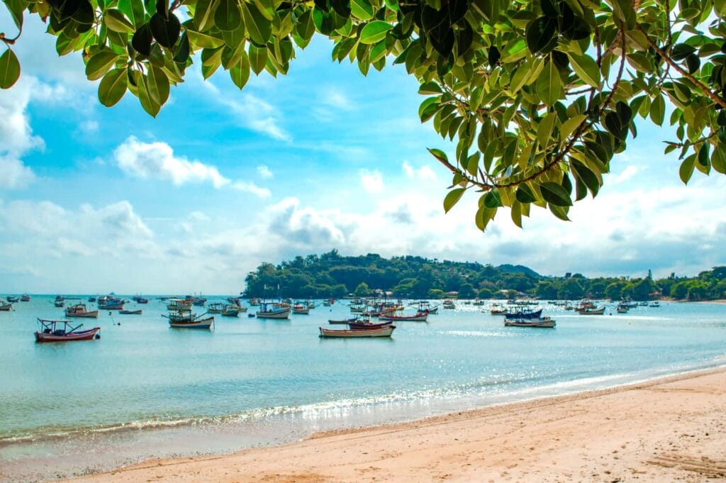 Penha: Guia Completo com Dicas, Praias e o Beto Carrero 2 Praia-do-Trapiche-Penha-Embarcacoes