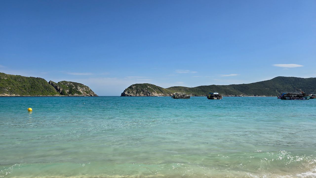 Passeio Don Juan em Arraial do Cabo: catamarã 4 praia do forno arraial do cabo • Rota dos Viajantes