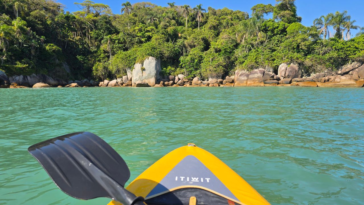 Passeio de Caiaque e SUP em Florianópolis: uma travessia inesquecível 2 ilha do frances florianopolis • Rota dos Viajantes