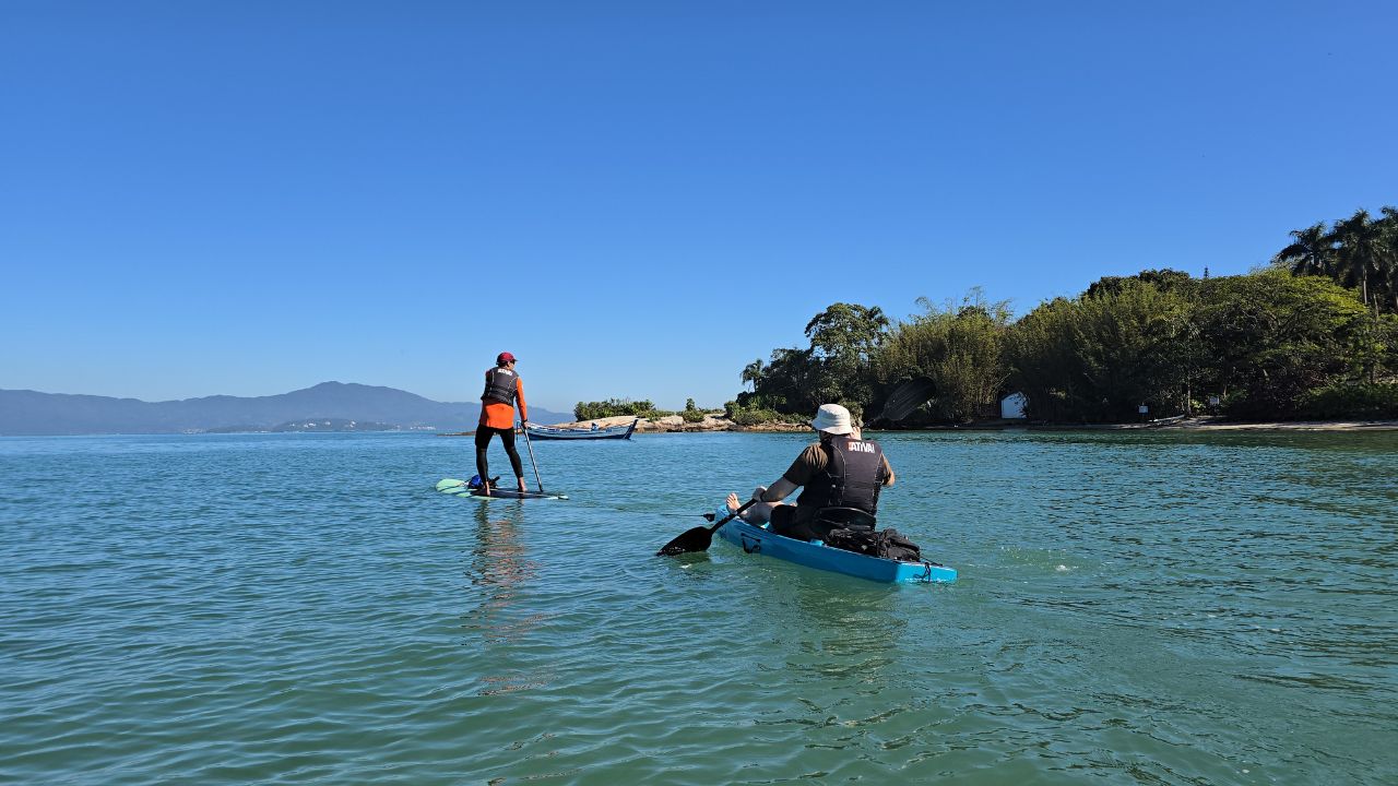 Passeio de Caiaque e SUP em Florianópolis: uma travessia inesquecível 1 travessia canasvieiras ilha do frances florianopolis • Rota dos Viajantes