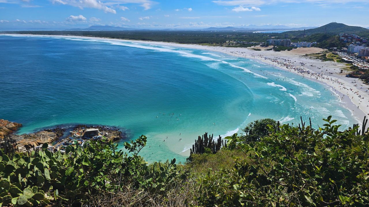 Trilhas em Arraial do Cabo: Dicas e Roteiros 1 vista praia grande arraial • Rota dos Viajantes