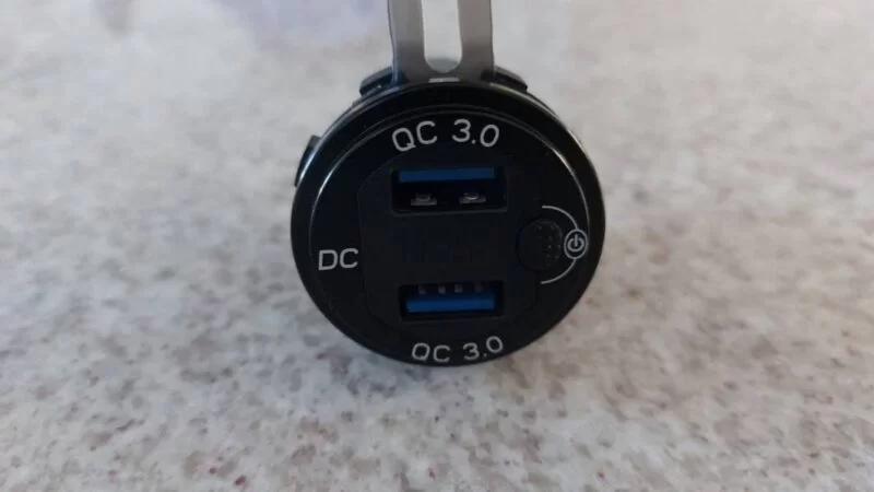 Carregador USB com Voltimetro QC 3 0 36W 800x450 1 &bull; Rota dos Viajantes