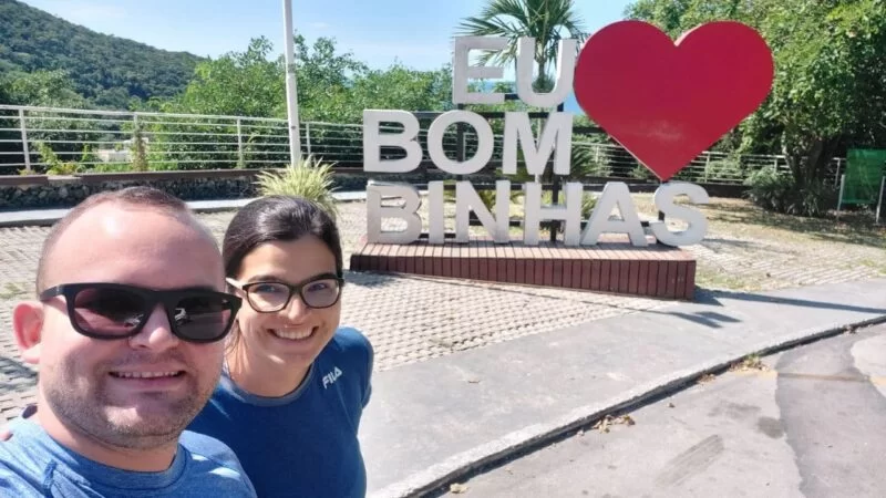 TPA Bombinhas: Tudo Sobre a Taxa de Preservação 6 Eu Amo Bombinhas Placa 800x450 1 • Rota dos Viajantes