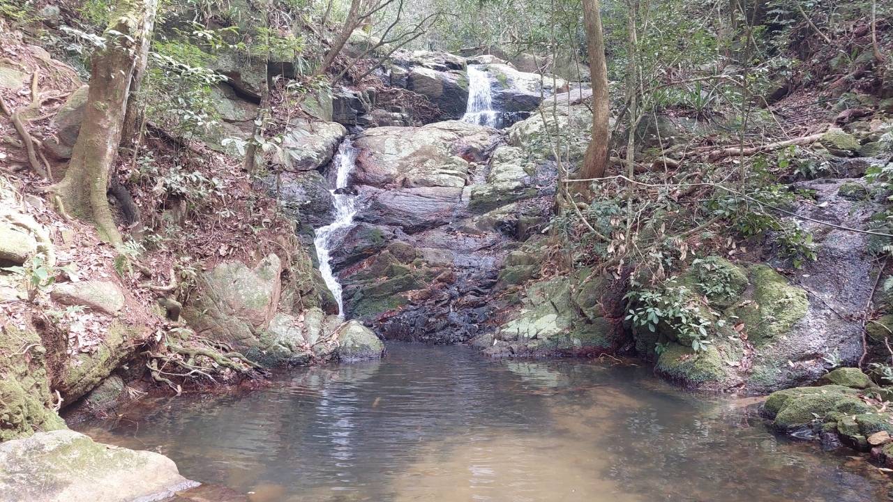Trilha da Costeira de Zimbros em Bombinhas 8 cachoeira triste • Rota dos Viajantes