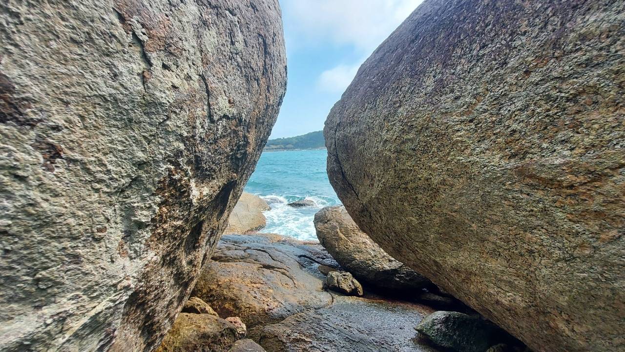 Trilha de Quatro Ilhas até a Praia do Retiro dos Padres 7 entre pedras • Rota dos Viajantes