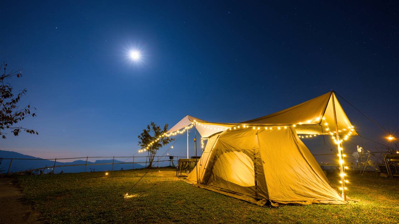 Equipamentos de Camping: Lista Completa para Acampar 4 Barraca com iluminação em Camping