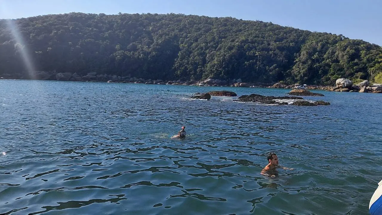 Passeio de Barco até a Ilha do Macuco em Bombinhas 6 navio naufragado • Rota dos Viajantes