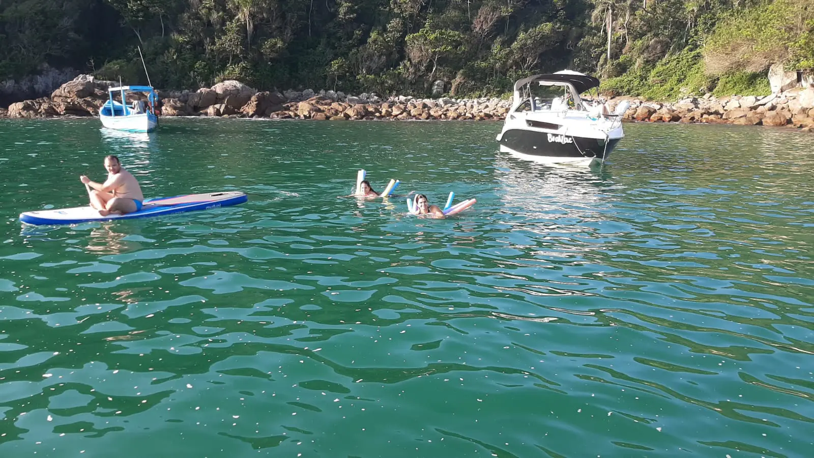 Passeio de Barco até a Ilha do Macuco em Bombinhas 7 parada prainha • Rota dos Viajantes