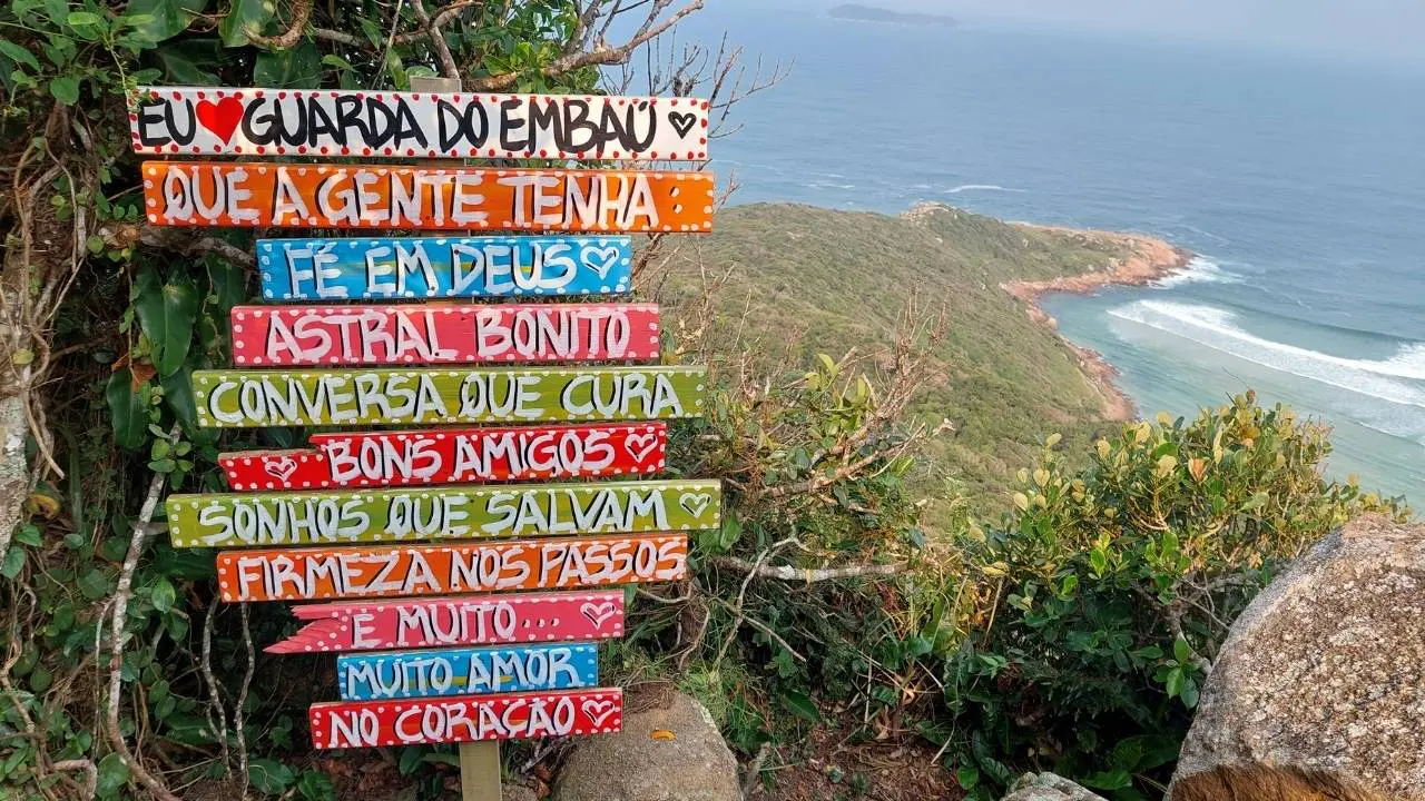 Praia da Guarda do Embaú e Pinheira – Palhoça 12 placa pedra do urubu • Rota dos Viajantes