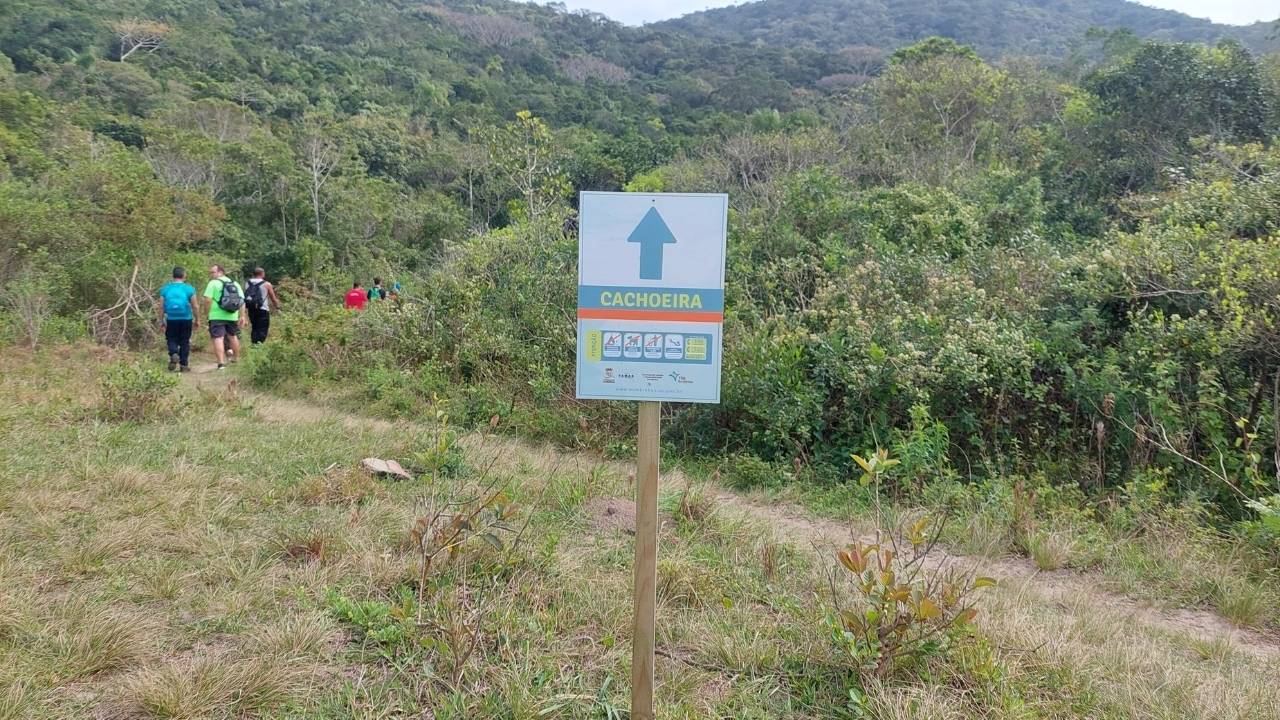 Trilha da Costeira de Zimbros em Bombinhas 7 sinalizacao cachoeira • Rota dos Viajantes