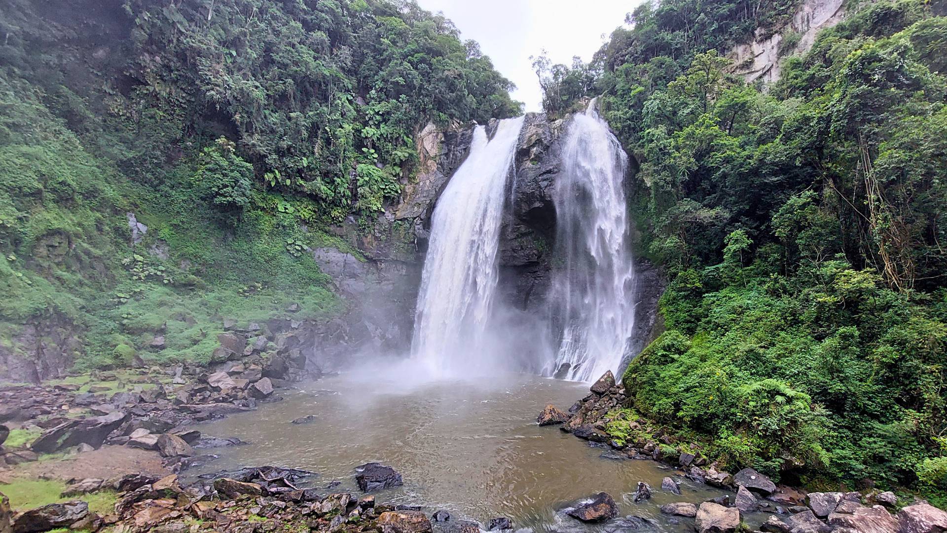 Cachoeira Véu de Noiva: Um Paraíso Natural Escondido em Doutor Pedrinho Cachoeira Véu de Noiva: Um Paraíso Natural Escondido em Doutor Pedrinho