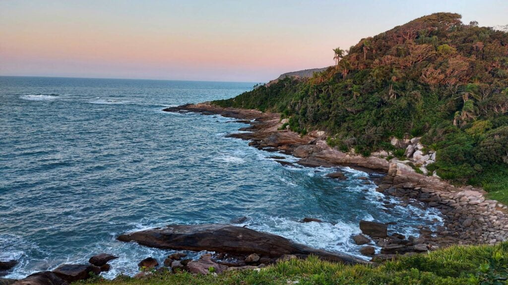 Descubra Praia e Trilha da Sepultura em Bombinhas 2 visao sepultura • Rota dos Viajantes