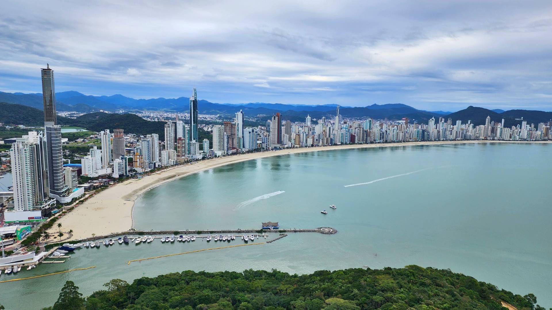 Planeje seu Roteiro de Viagem com Guias Completos 23 praia-central-balneario-camboriu