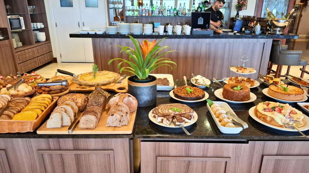 Hotel Jardins da Colina: vale a pena se hospedar? 4 Buffet de Café da Manhã Jardins da Colina