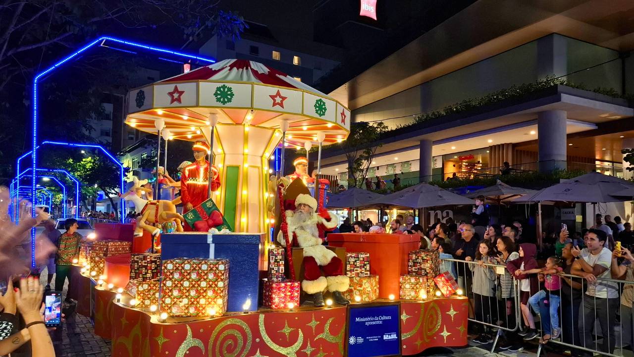 Descubra a Magia do Natal em Blumenau! 5 desfile • Rota dos Viajantes