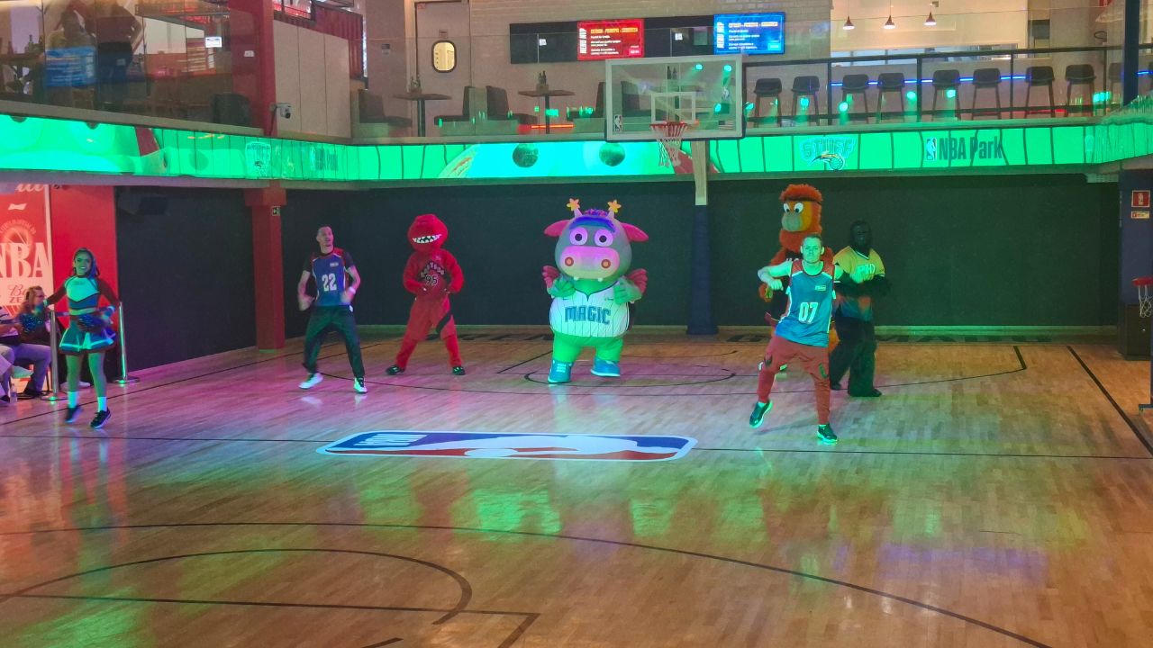 NBA Park: Atração para Fãs de Basquete em Gramado 3 Mascote de Times no NBA Park