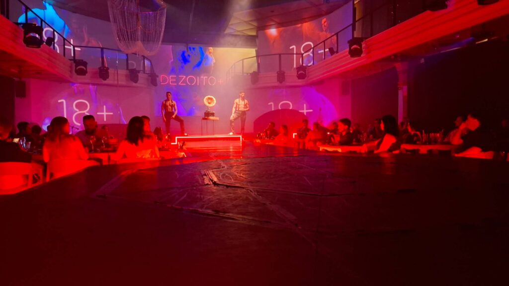 Gatzz: Experiência de Fondue e Espetáculo em Gramado 2 palco gatzz gramado • Rota dos Viajantes