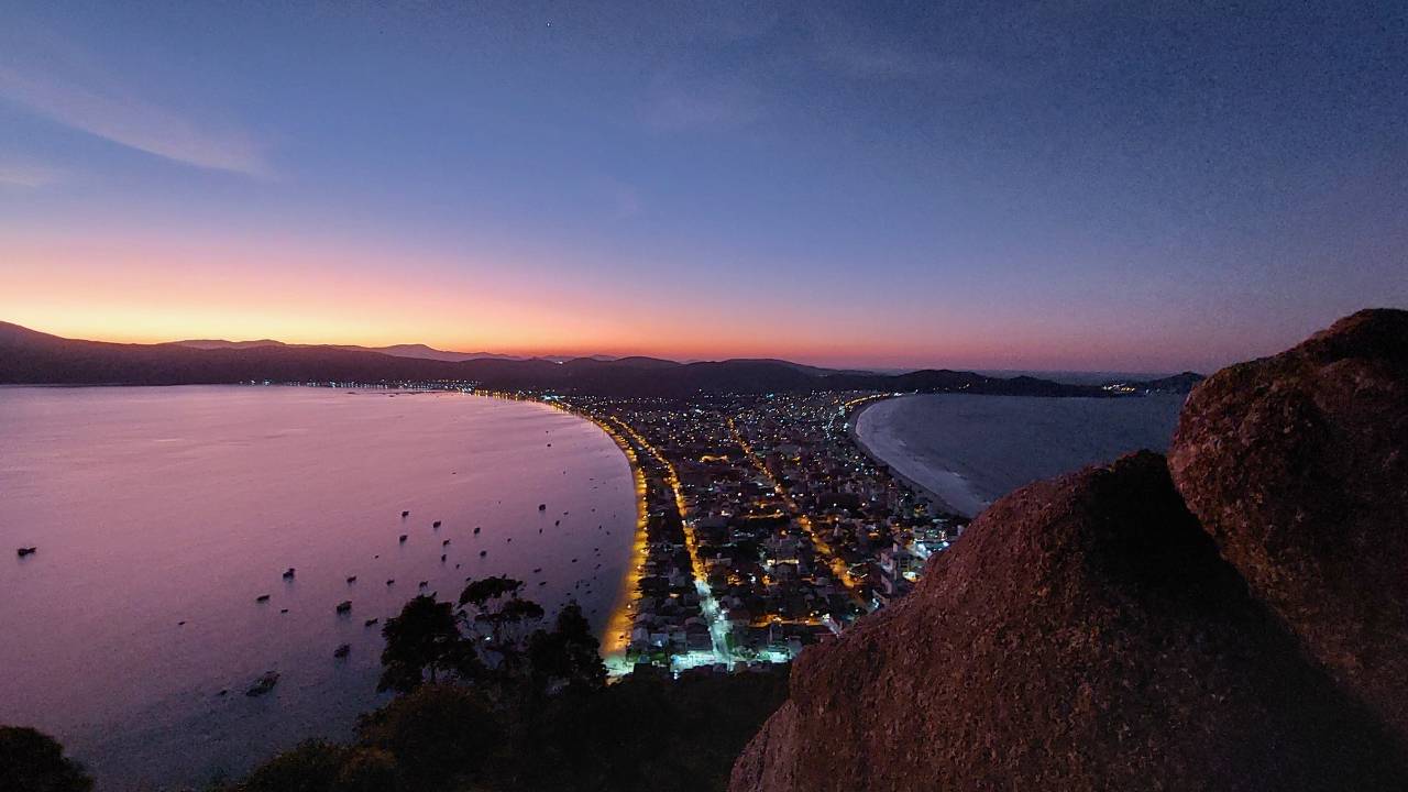 anoitecer morro do macaco bombinhas &bull; Rota dos Viajantes