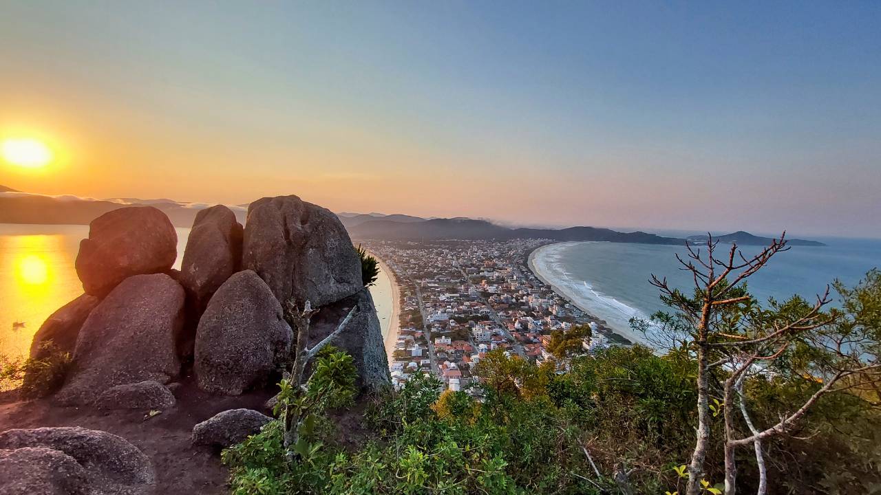 Planeje seu Roteiro de Viagem com Guias Completos 28 3 Trilhas Gratuitas em Bombinhas: Natureza e Aventura