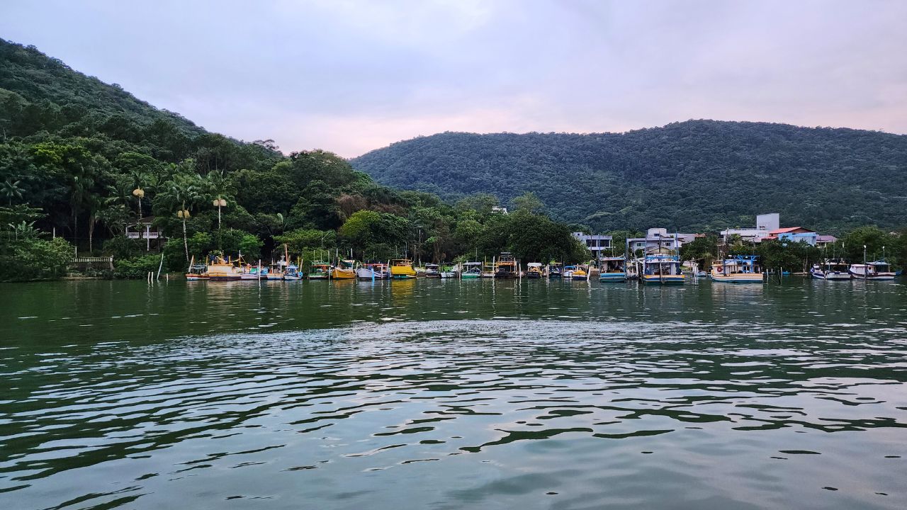 Barcos na Praia de Laranjeiras - Barco Pirata