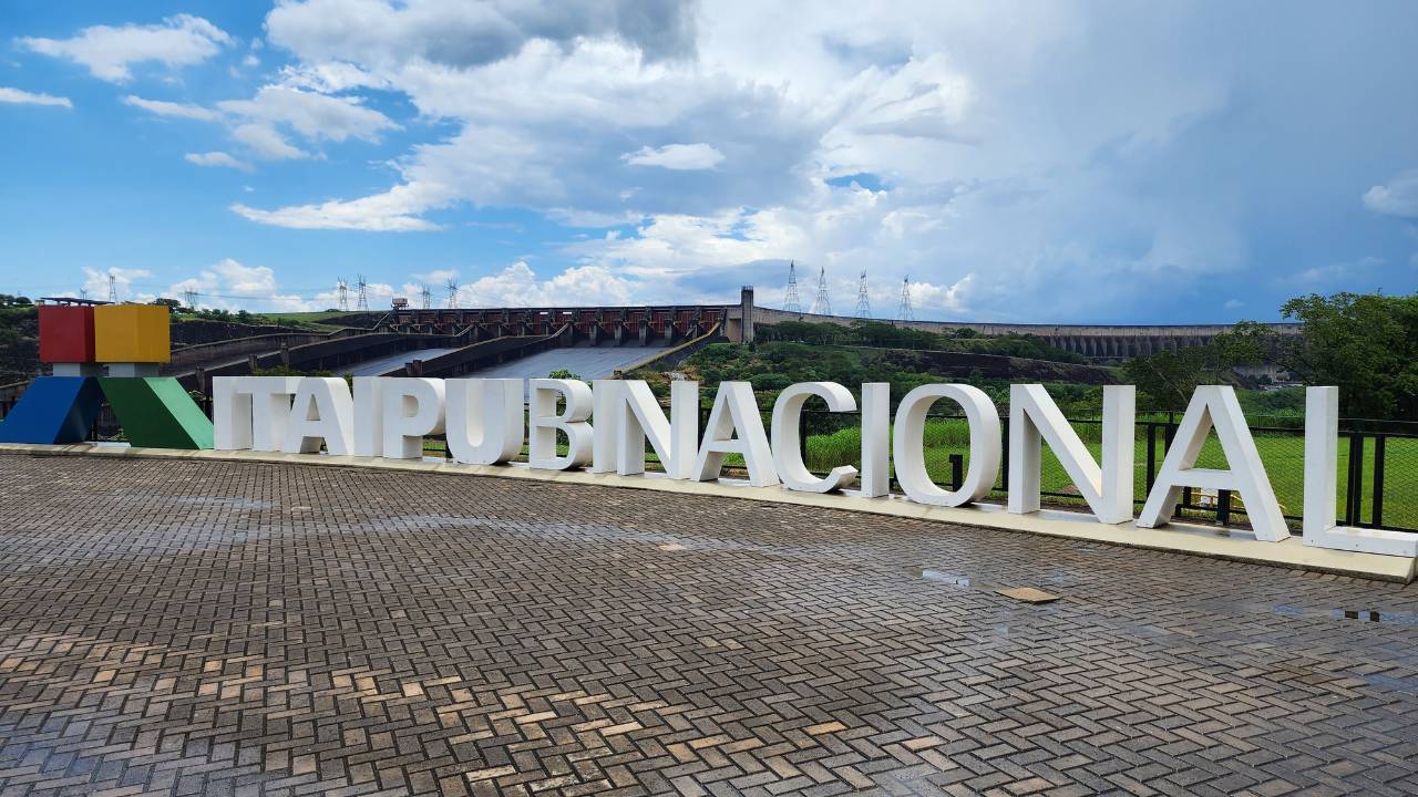 Planeje seu Roteiro de Viagem com Guias Completos 3 Itaipu e Refúgio Biológico: Como Aproveitar a Visita