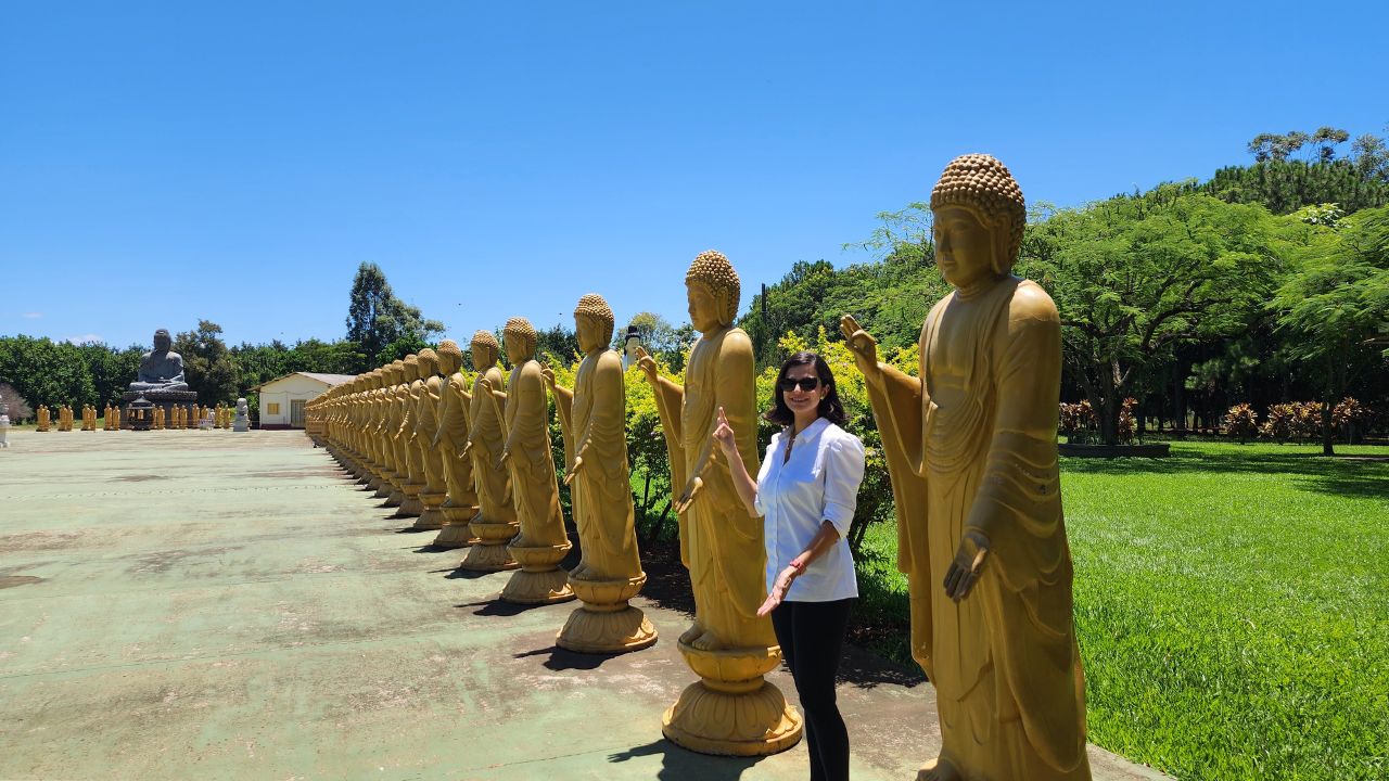 Locais Religiosos em Foz do Iguaçu: Um Roteiro de Diversidade Espiritual e Cultural 6 estatuas templo foz iguacu • Rota dos Viajantes