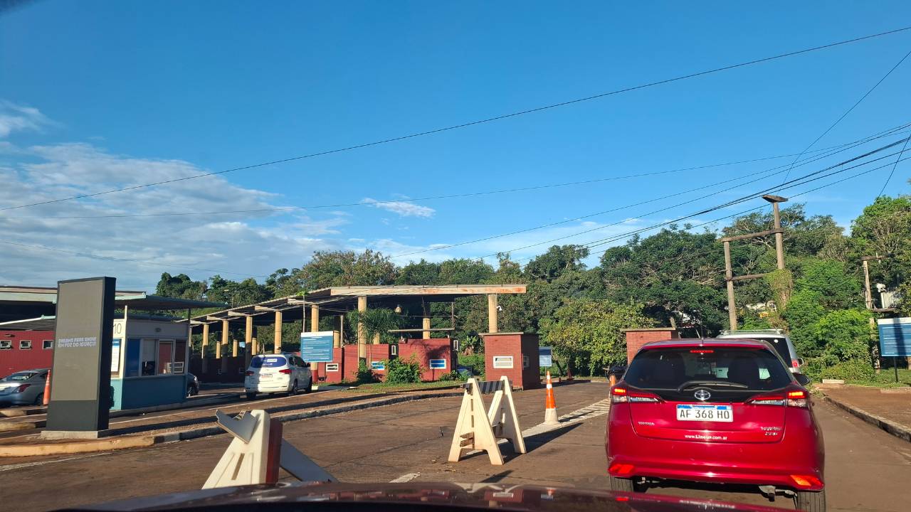 Planeje seu Roteiro de Viagem com Guias Completos 44 Fila na Imigração em Foz do Iguaçu para Argentina