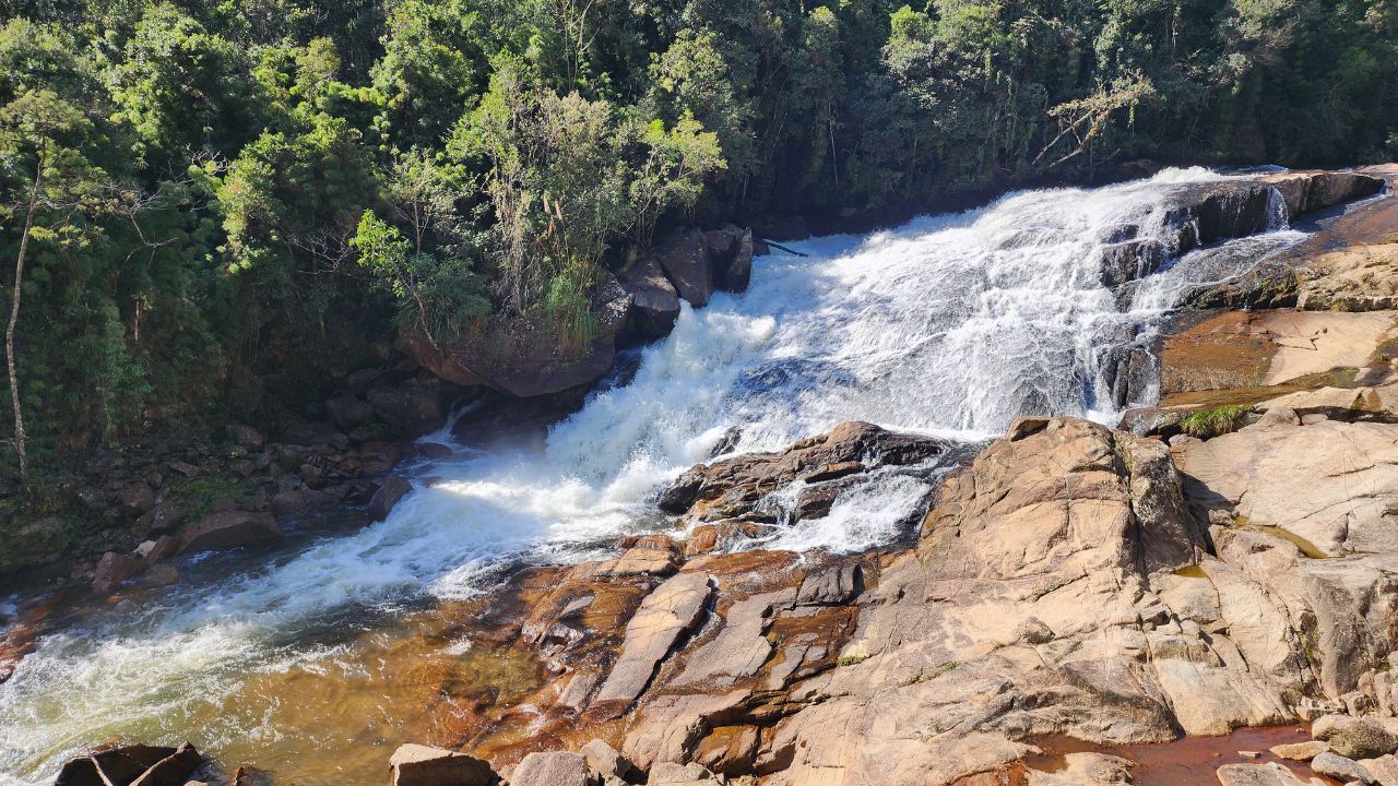 13 Melhores Cachoeiras de Santa Catarina para Visitar 8 cascata angelina • Rota dos Viajantes