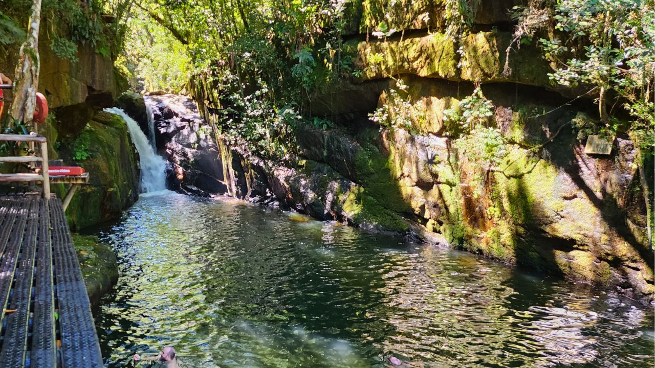 13 Melhores Cachoeiras de Santa Catarina para Visitar 7 cascata encantada paulo lopes • Rota dos Viajantes