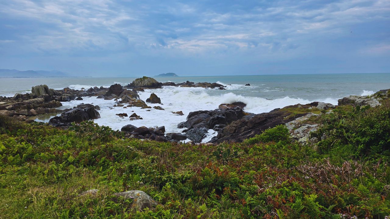 Sul da Ilha de Florianópolis: Guia Completo 2 praia armacao • Rota dos Viajantes