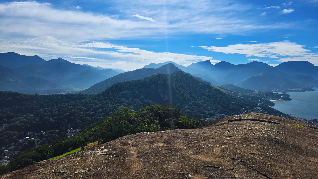 Parque Municipal da Pedra do Urubu: o que fazer em Mangaratiba 9 topo pedra do urubu mangaratiba • Rota dos Viajantes